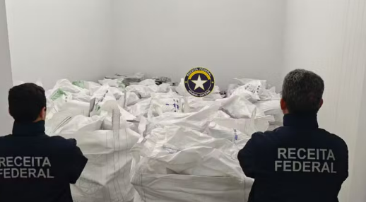 Receita Federal apreende mais de 17 toneladas de barbatanas de tubarão em porto