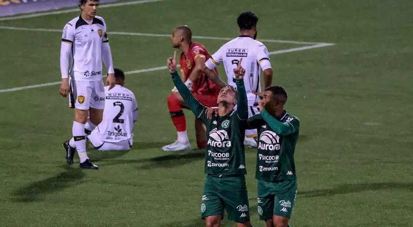 Chapecoense goleia Amazonas, sobe na tabela e se aproxima do G-4