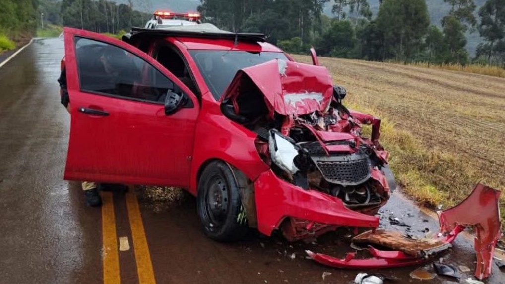 Caminhonete com vinho argentino colide com caminhão da prefeitura e motorista foge