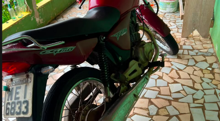 Motocicleta é furtada em plena luz do dia no estacionamento de estabelecimento comercial