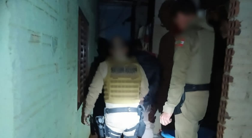 Homem tenta se esconder dentro de churrasqueira, mas é localizado e preso pela PM