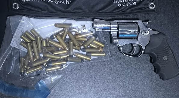 Homem é preso com revólver e 43 munições durante abordagem