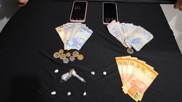 PM flagra tráfico de drogas em residência; três pessoas são presas