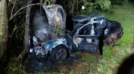 Carro sai da pista, bate contra árvore e pega fogo na SC-157