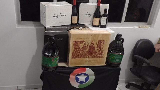 PM apreende vinhos e azeites trazidos irregularmente em ônibus