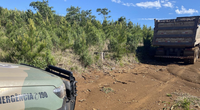 Polícia Militar Ambiental recupera dois caminhões furtados no Oeste de SC
