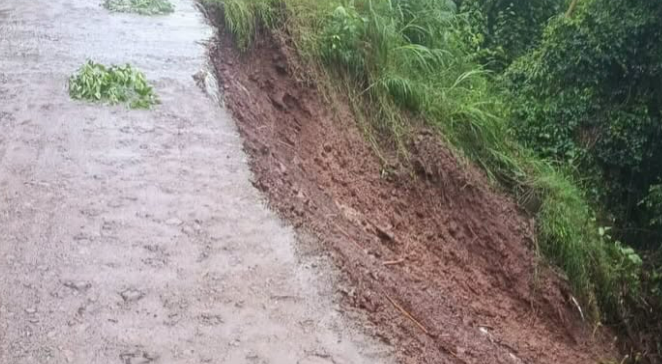 Desmoronamento de terra interdita estrada na comunidade de Seis Barras