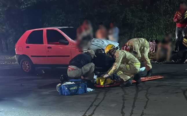 Dois ficam feridos após moto em que estavam ser atingida e arrastada por carro; motorista foi detido