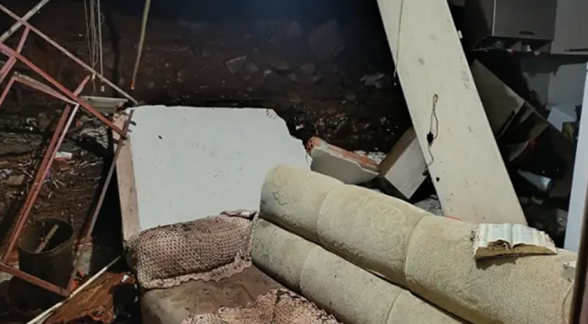 Barranco desmorona e atinge residência durante a madrugada