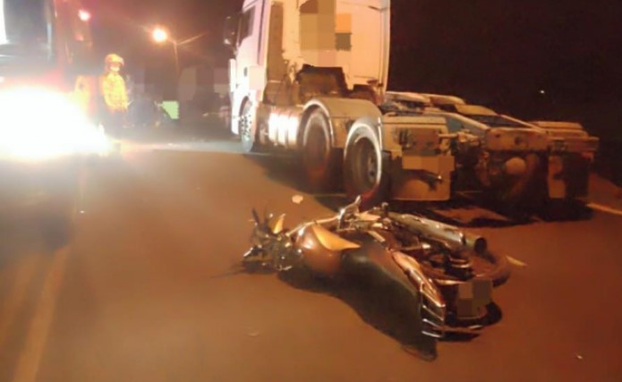 Motociclista fica ferido após se envolver em colisão com cavalo mecânico