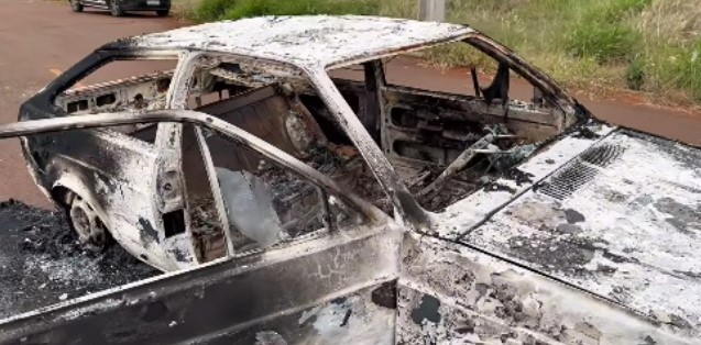 Automóvel Gol furtado é encontrado incendiado