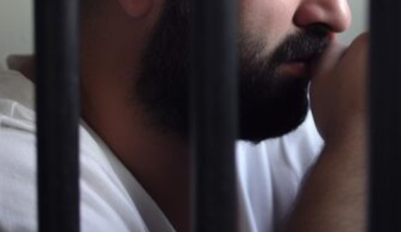 Homem é preso após agredir companheira na presença de adolescente
