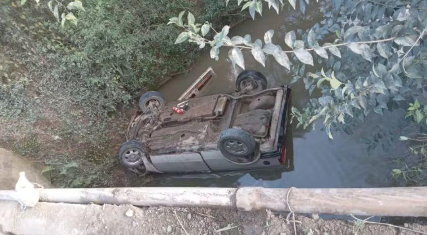 Carro de família com três crianças capota em riacho e vítimas ficam ilesas, em Rebouças