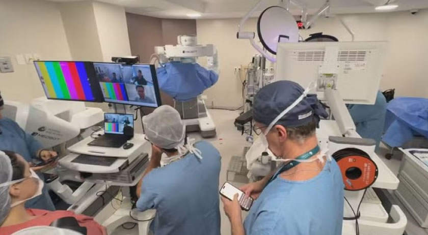 Médico brasileiro na China opera paciente em Porto Alegre com robô