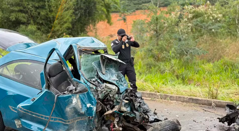 Colisão entre van de prefeitura e carro deixa cinco mortos em Minas Gerais