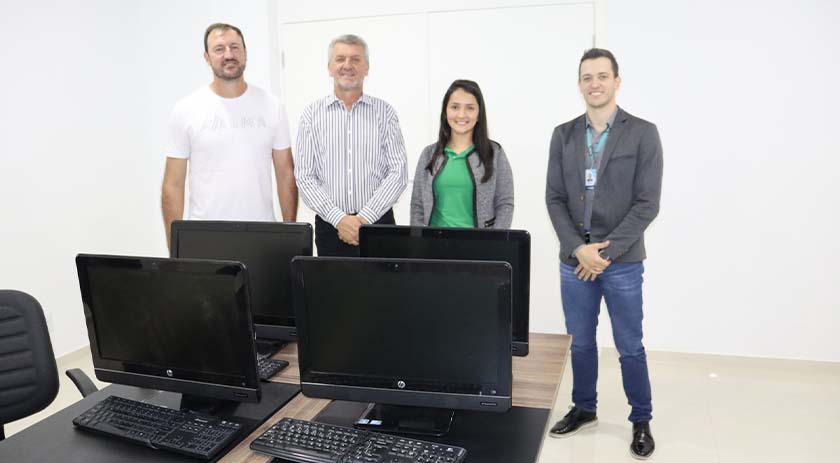 Sicoob São Miguel realiza doação de quatro computadores para o Departamento Municipal de Educação