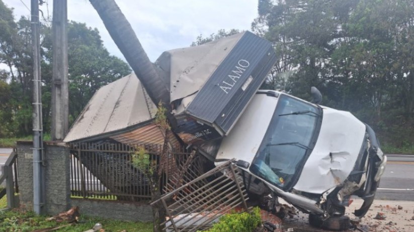 Jovem de 24 anos morre após veículo sair da pista e atingir árvore