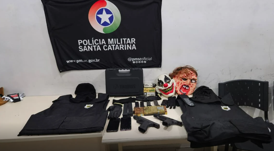 Polícia apreende duas pistolas, 247 munições e carro com registro de furto