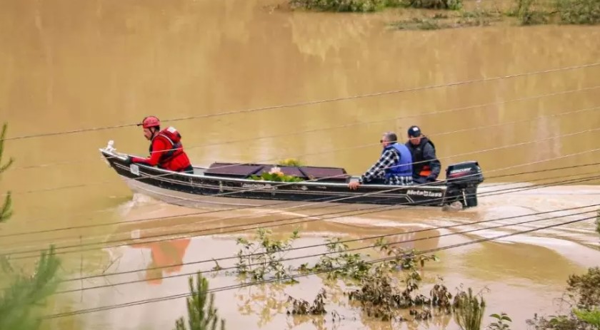 Barco é usado para transportar corpo até cemitério durante enchente