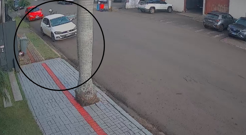 Motociclista bate em carro estacionado e foge; câmeras registram acidente