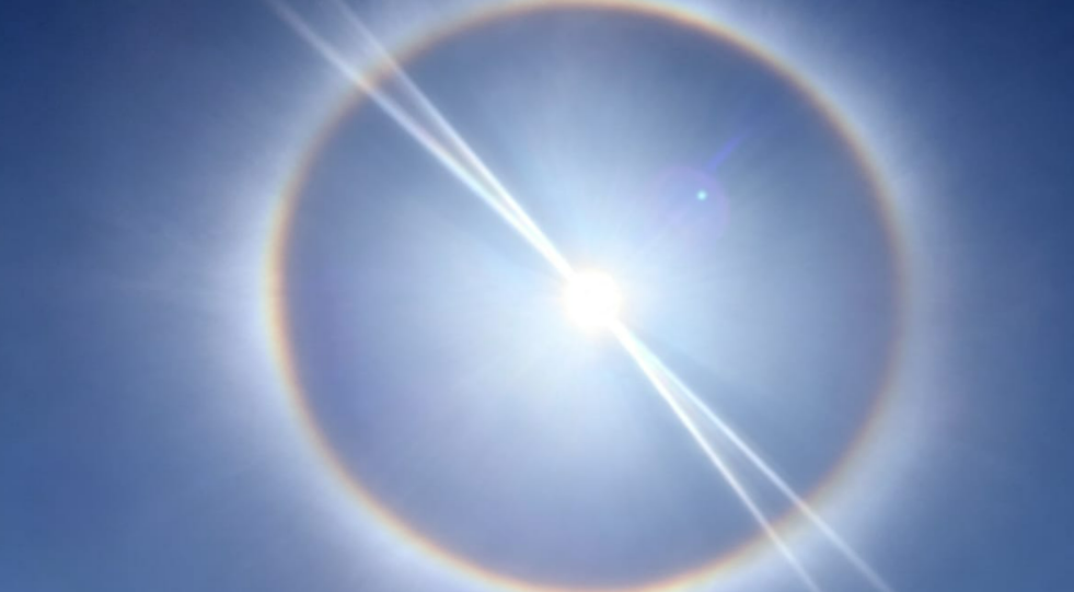 Halo solar chama a atenção de moradores e colore o céu nesta terça-feira