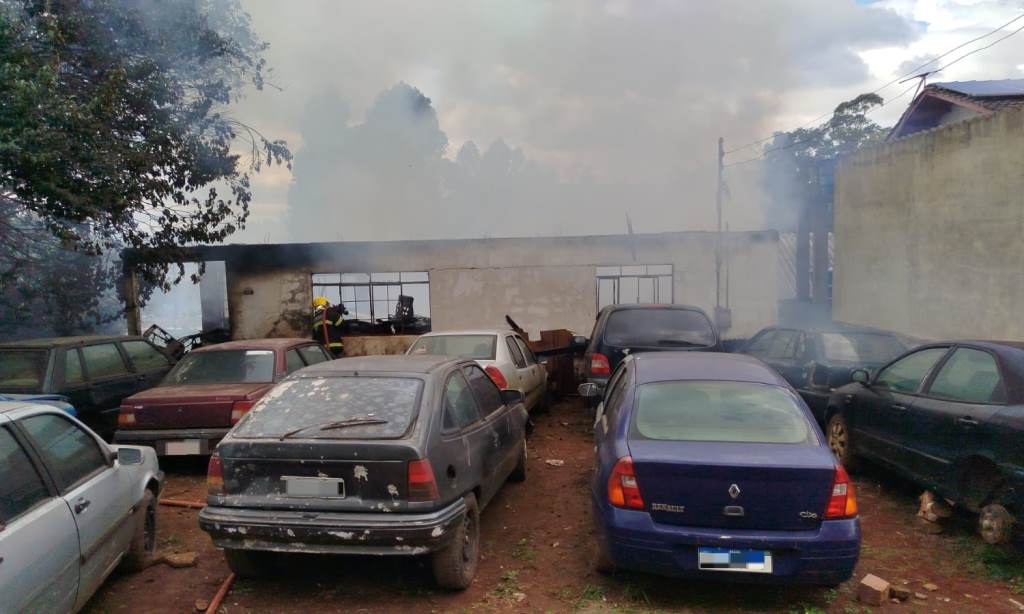 Casa é completamente destruída por incêndio