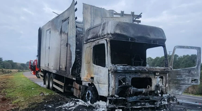 Caminhão com medicamentos pega fogo na BR-282