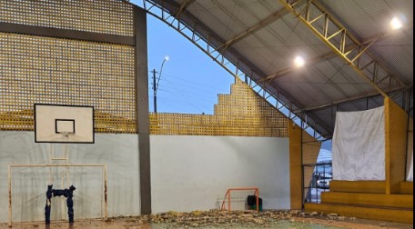 Vendaval derruba parte de parede em ginásio e fere crianças