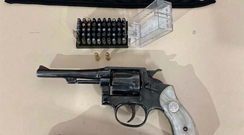Adolescente é detido após postar foto com arma nas redes sociais