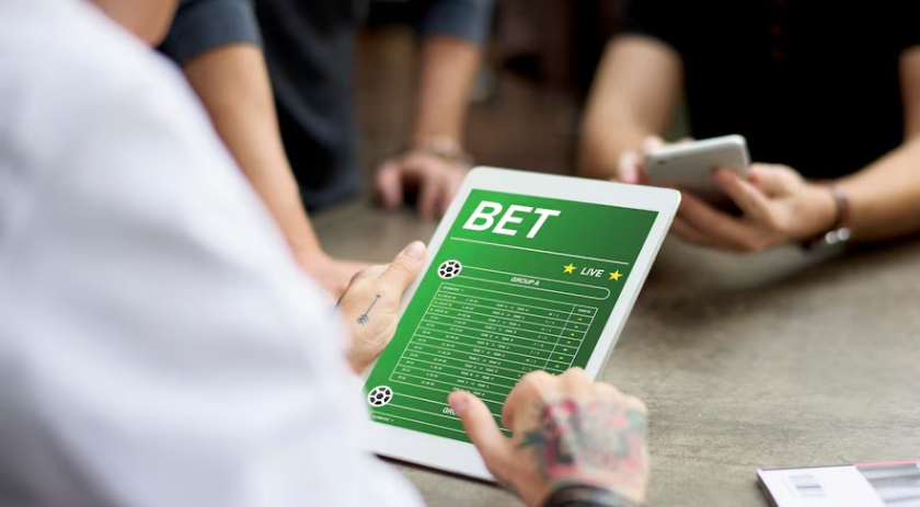 Brasileiros gastam 20% do salário mínimo por mês com apostas online; entenda os riscos