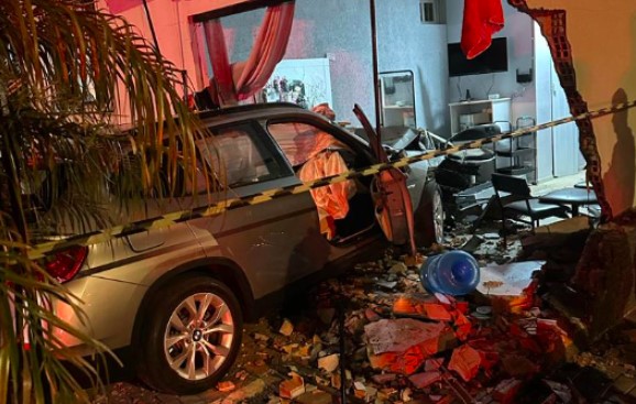 Veículo invade residência e vai parar dentro de salão de beleza no Oeste de SC