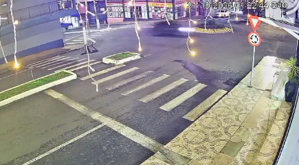 Jetta é flagrado em alta velocidade e suspeita é de fuga de abordagem policial