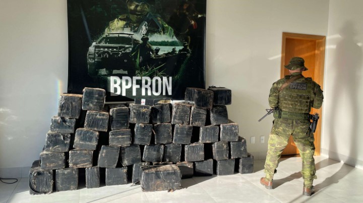 BPFRON apreende quase uma tonelada de maconha após perseguição a caminhonete no Paraná