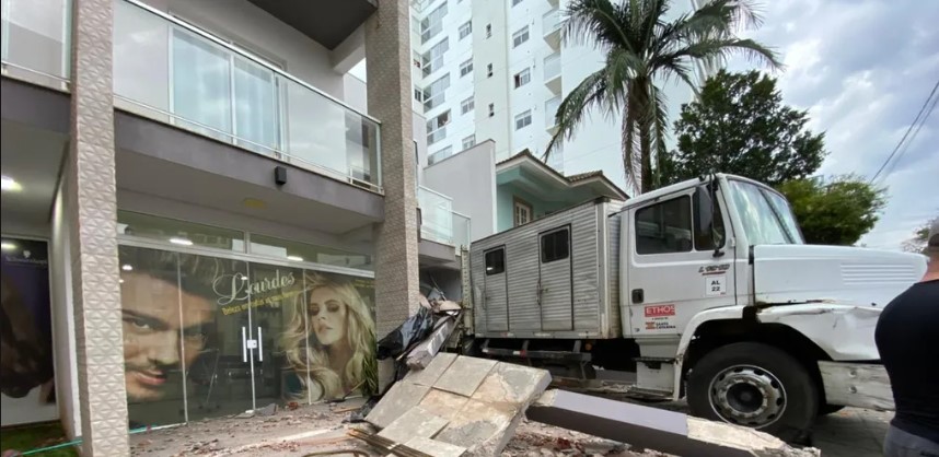 Caminhão atinge veículos e invade pátio de residência no centro