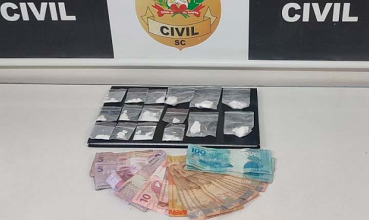 Mulher que realizava “delivery” de drogas é presa