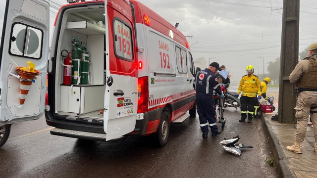 Motociclista fica ferida após colisão com carro