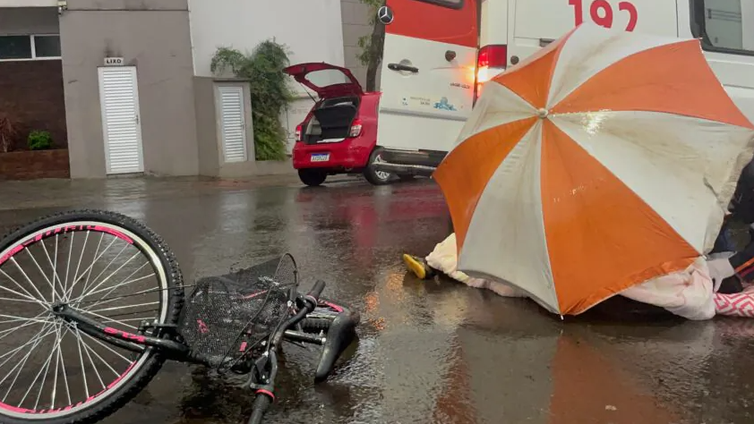 Homem fica ferido após colisão entre carro e bicicleta no centro