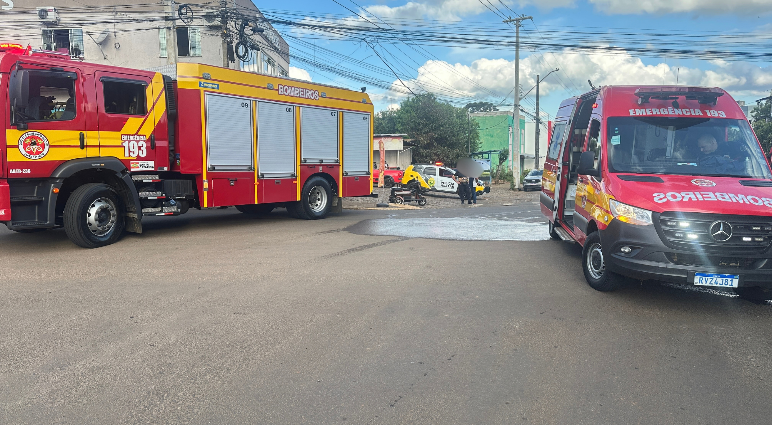 Acidente entre veículo e triciclo elétrico deixa homem ferido