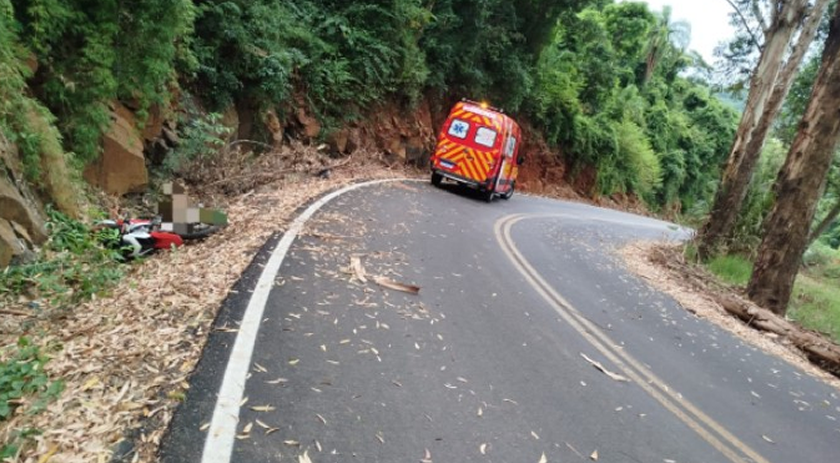 Homem é encontrado sem vida ao lado de motocicleta em estrada no interior