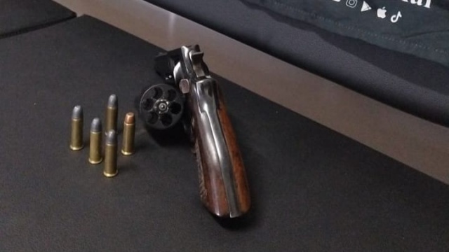 Homem é preso com revólver escondido em carro durante fiscalização em bar