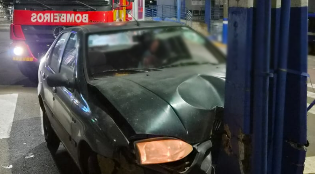 Carro sai da pista e bate contra poste de alta tensão