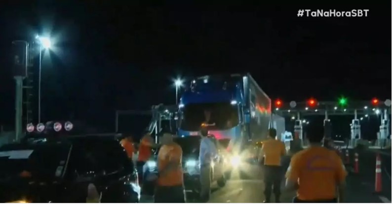 Caminhão com doações para o RS é multado por excesso de carga