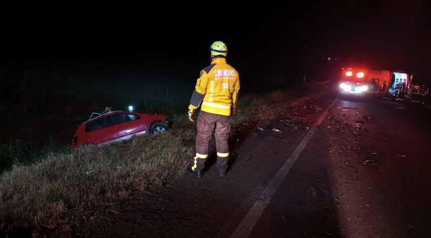 Colisão frontal entre carro e ônibus deixa uma pessoa morta no Oeste de SC
