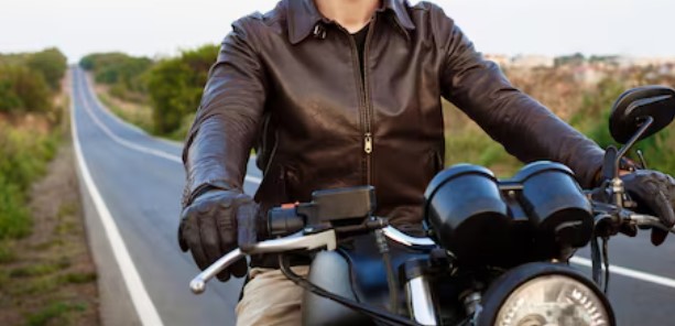 Adolescente é flagrado pilotando motocicleta sem habilitação e sem capacete