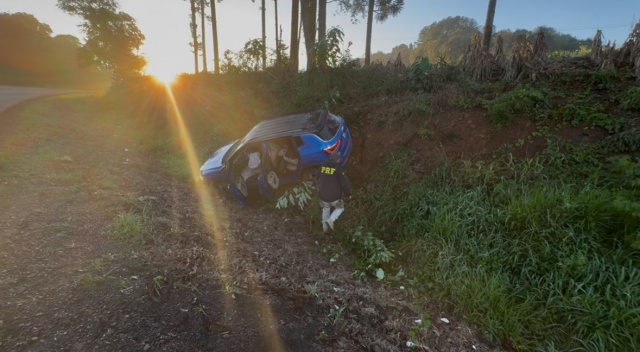 Perseguição termina com motorista preso após cair de barranco com carro furtado e 120 kg de maconha
