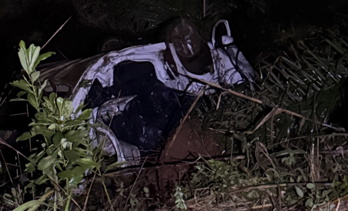 Jovem de 21 anos morre após veículo sair da pista e capotar