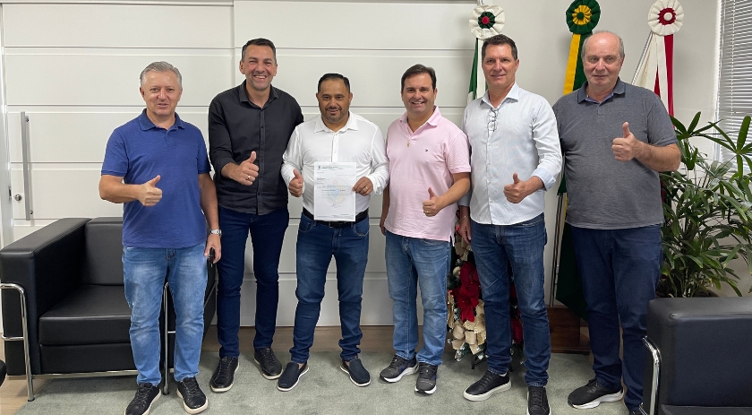 Sérgio Guimarães anuncia R$ 200 mil para calçamento no Distrito de Idamar