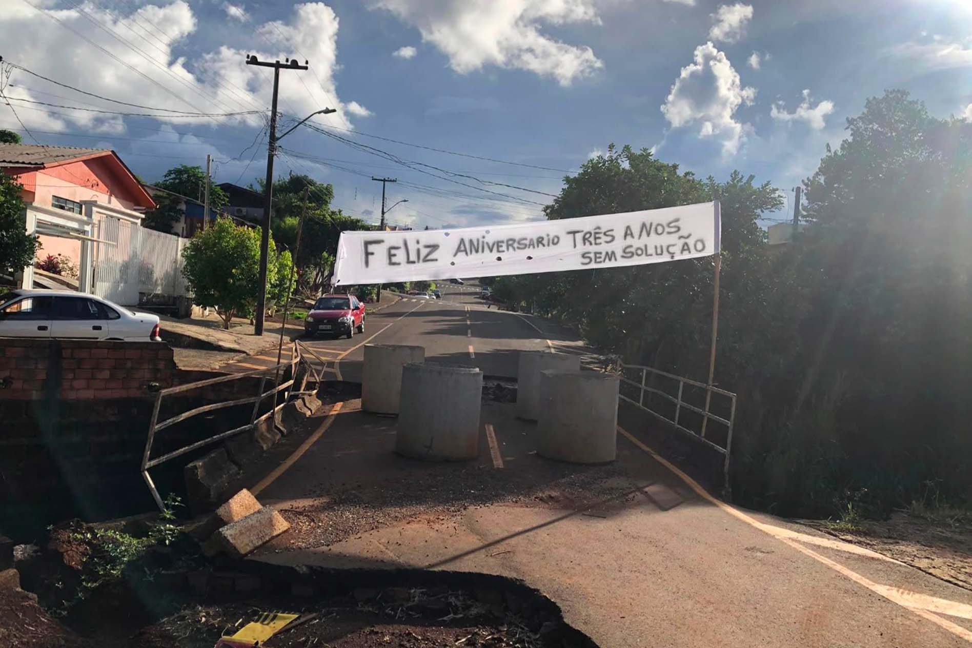 Parabéns pra você –População ergue faixa em aniversario de ponte interditada