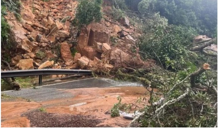 Chuva deixa rastros de destruição em Santa Catarina nesta segunda-feira
