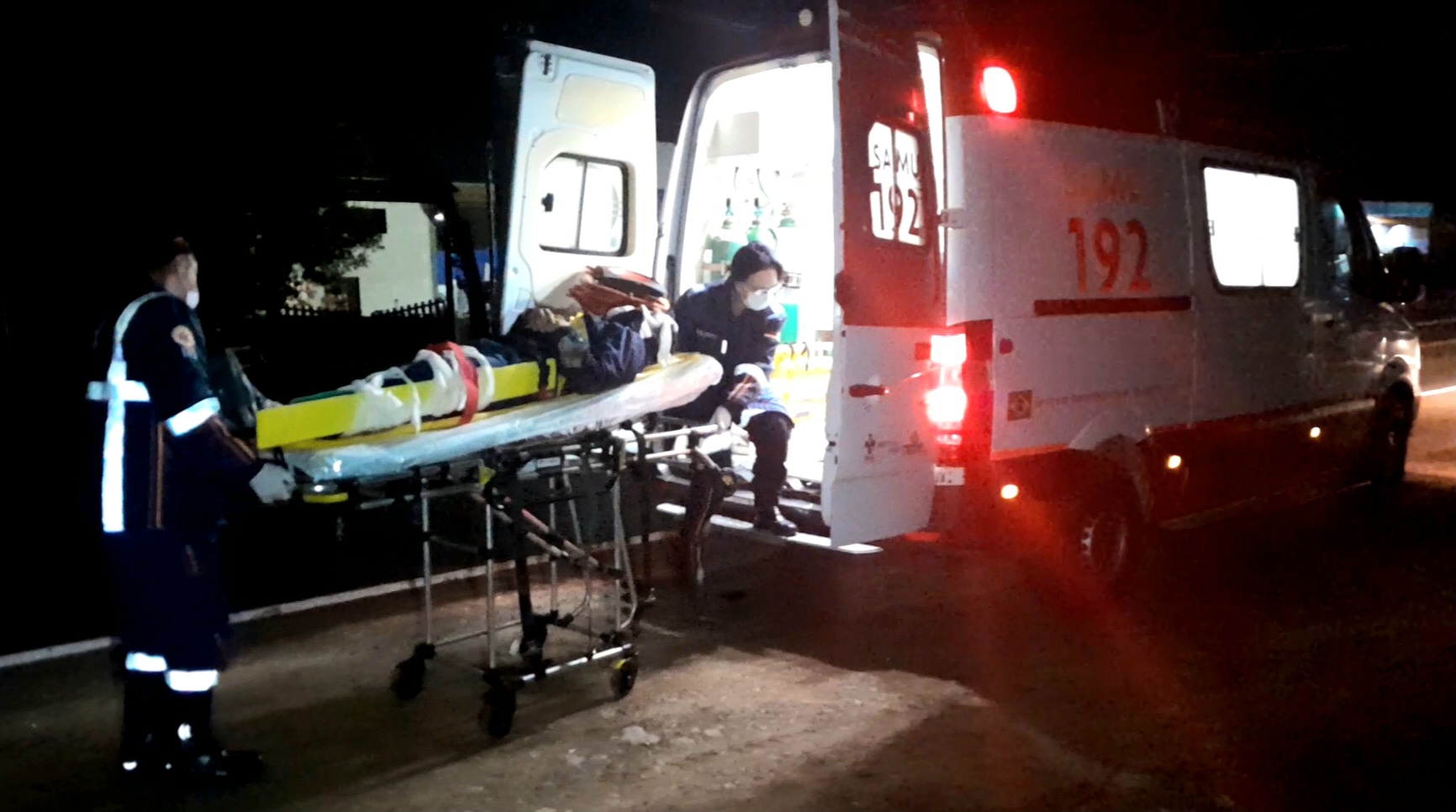 Jovem sofre fratura exposta em colisão envolvendo carro e moto na rodovia Vitório Traiano